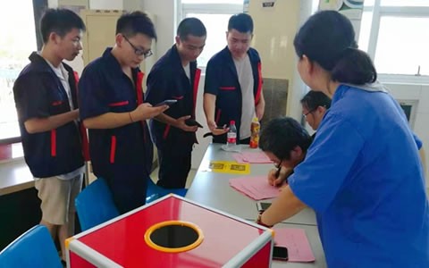 愛心(xin)點燃希望(wang)  真情傳遞(di)溫暖